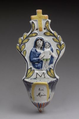 un vase sur lequel est représentée une femme avec un enfant