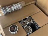 une boîte en carton contenant plusieurs bocaux