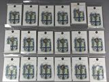 un lot de cartes posées sur une table