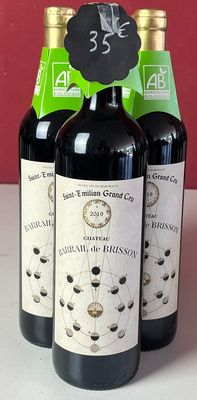 plusieurs bouteilles de vin sont alignées sur un comptoir