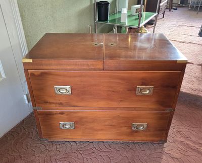 une photo d'une commode en bois surmontée d'un miroir