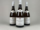 trois bouteilles de vin posées sur une table, l'une à côté de l'autre