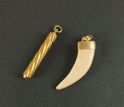 Pendentif porte-mine en or 750, le mécanisme en métal et un …