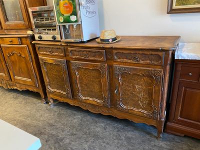 une armoire en bois sur laquelle est posée une cafetière