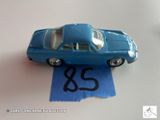 une petite voiture posée sur une feuille de papier
