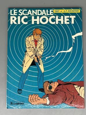 la couverture du livre *Le Scandale*, sur laquelle figurent un homme en trench-coat et un homme en