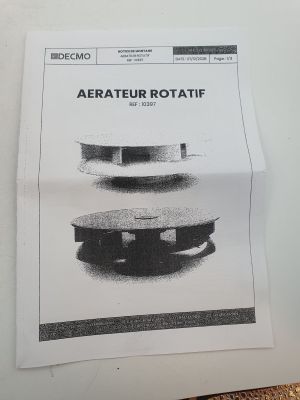 une image représentant une feuille de papier posée sur une table