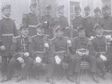 photo en noir et blanc d'un groupe d'hommes en uniforme