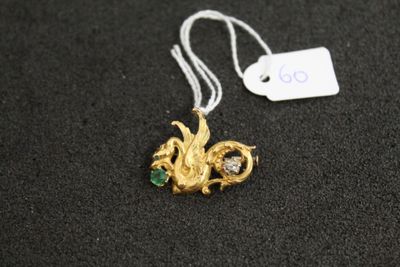 un gros plan d'un collier orné d'un dragon en or