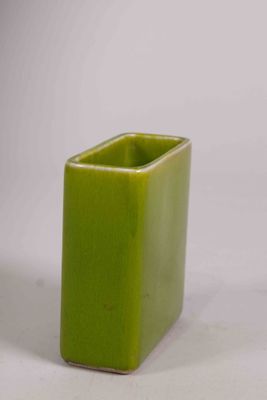 un vase vert orné d'un motif carré