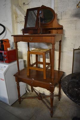 une petite table sur laquelle est posé un miroir, avec une petite chaise à côté