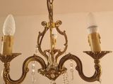 un lustre à trois lumières suspendu au plafond