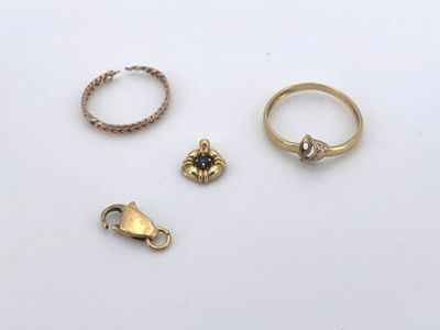 trois bagues en or et une bague ornée d'un chat