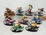 de nombreuses figurines représentant des personnes à moto, posées sur une table