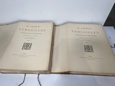 un livre ouvert posé sur une table blanche, à côté d'une paire de ciseaux