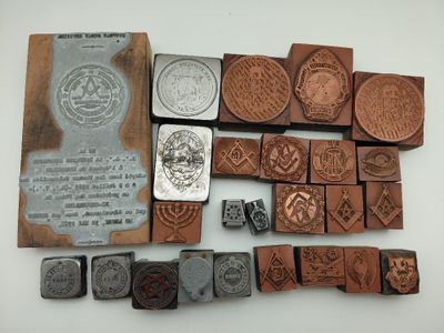 Plusieurs types de timbres sont disposés sur une table