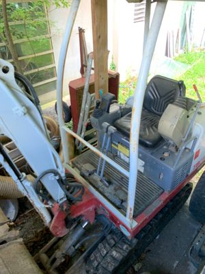 une petite machine garée dans un garage
