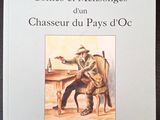 un livre sur lequel figure la photo d'un homme assis sur une chaise
