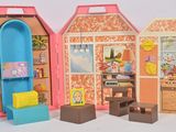 trois maisons de poupées placées les unes à côté des autres