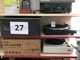 de nombreux types d'appareils électroniques sur les rayons du magasin