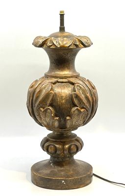 Pied de lampe en bois sculpté et doré à décor de feuillage d…