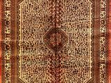 un tapis persan ancien, orné d'un motif complexe sur fond rouge