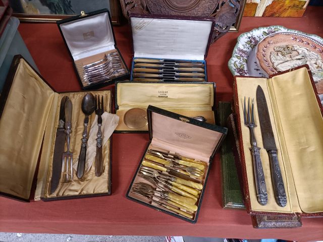 Ensemble de couverts en métal argenté en coffret pour certains. J