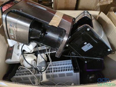 une boîte en carton remplie d'appareils électroniques et d'autres articles