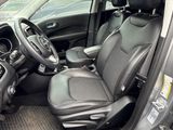 l'intérieur d'une voiture avec la porte ouverte et le siège du conducteur abaissé