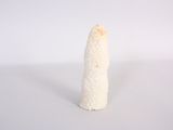 une banane posée sur une surface blanche