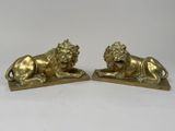 paire de serre-livres anciens en laiton représentant des lions
