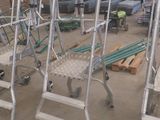 beaucoup de chaises qui sont entreposées dans un entrepôt