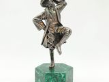 figurine en bronze représentant un homme assis sur un bloc de marbre vert