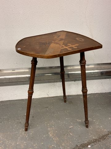 GALLE Émile (1846-1904) : Table en bois sculpté à plateau en form...
