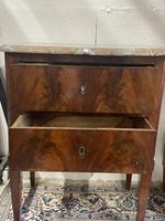 Petite commode deux tiroirs en acajou et placage d'acajou fl… (photo 4)