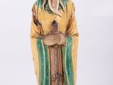 une image représentant une statue d'un homme barbu coiffé d'un chapeau