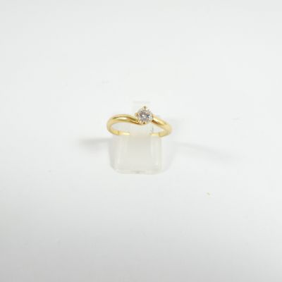 gros plan d'une bague en diamant sur une surface blanche