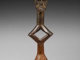 une photo d'une sculpture en bois représentant une tête posée sur un socle