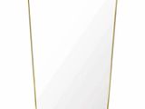 un miroir encadré d'or sur un mur blanc avec un fond blanc