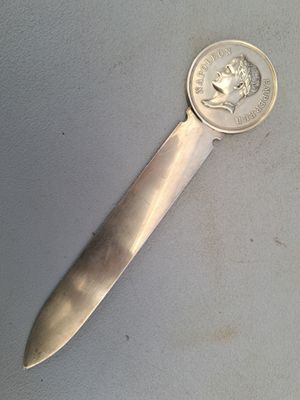 Coupe-papier en métal argenté à l'effigie de Napoléon.