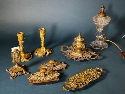 de nombreux objets anciens posés sur une table
