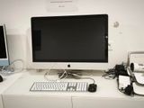 une photo d'un bureau d'ordinateur avec un clavier et un écran