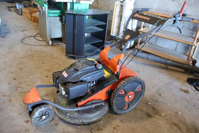 Tondeuse-débroussailleuse tractée Husqvarna DBY51, de 2022, en bo...