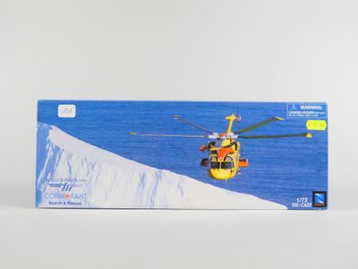 une boîte sur laquelle figure l'image d'un hélicoptère survolant l'océan
