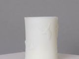 un vase blanc posé sur une table blanche