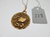 gros plan d'une pièce d'or portant une étiquette de prix