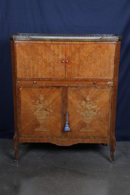 une vieille commode en bois avec un plateau en marbre et des tiroirs