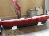 un bateau rouge posé au milieu d'une pièce sale