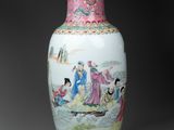 un vase avec un tableau posé sur une table