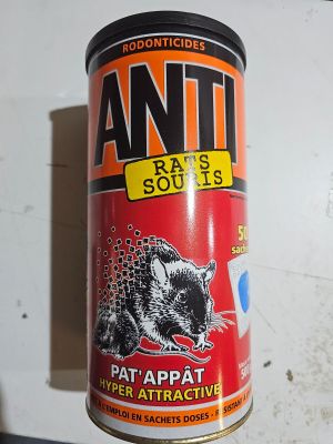 une boîte de « âmes de rats » posée sur une table